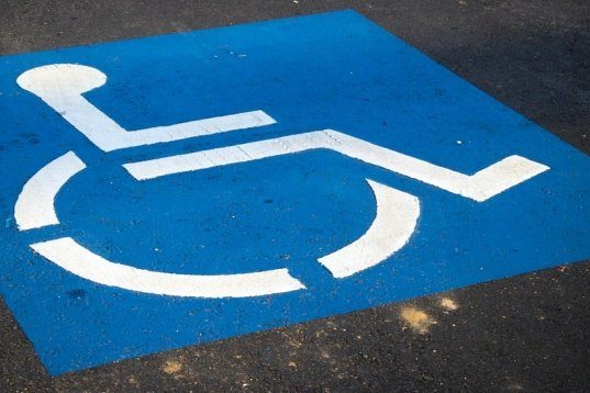 parcheggio-disabili-blu